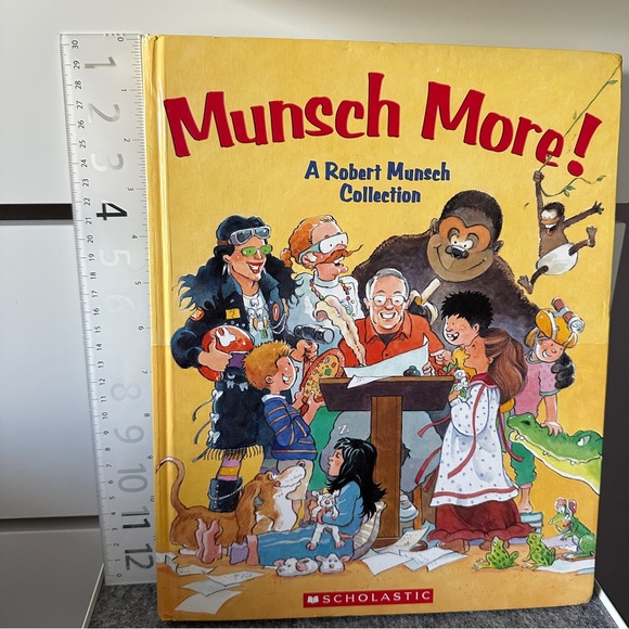 Book: Munsch More! : A Robert Munsch Collection Hardcover Robert Munsch - Picture 8 of 8